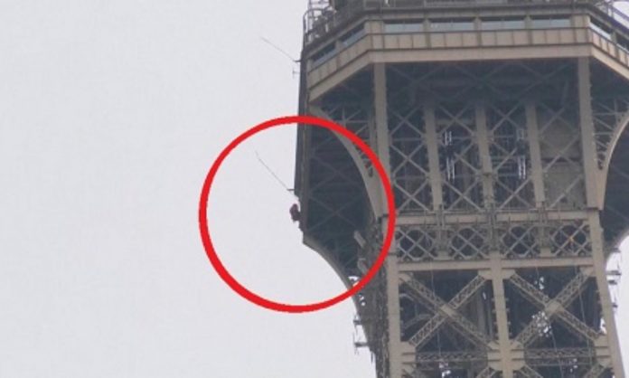 Cierran la Torre Eiffel por la presencia de un escalador