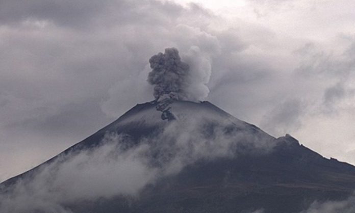 Volcán Popocatépetl emite exhalación con ceniza