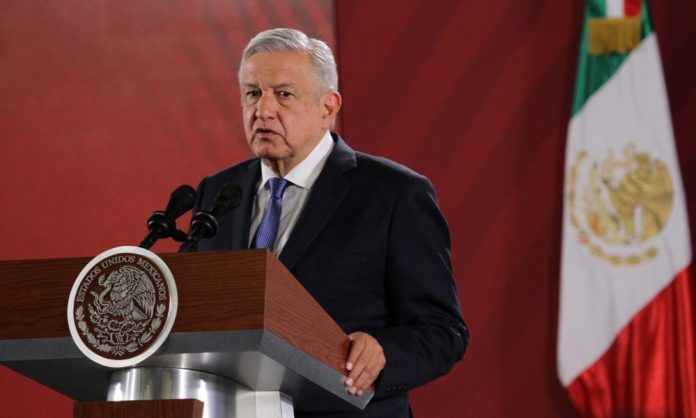 AMLO revela que usa teléfono satelital para no quedarse incomunicado