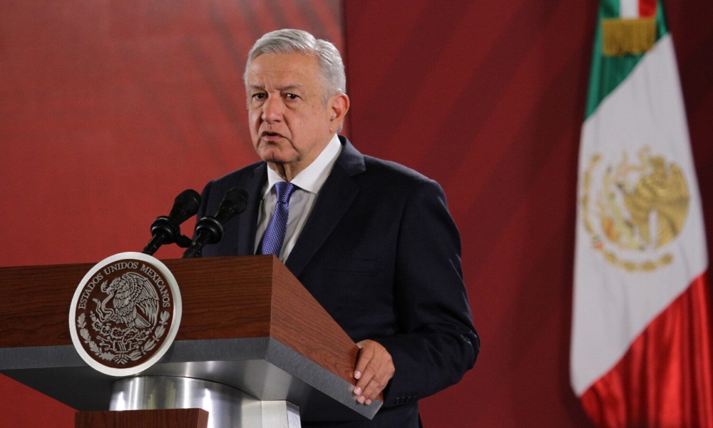 AMLO revela que usa teléfono satelital para no quedarse incomunicado
