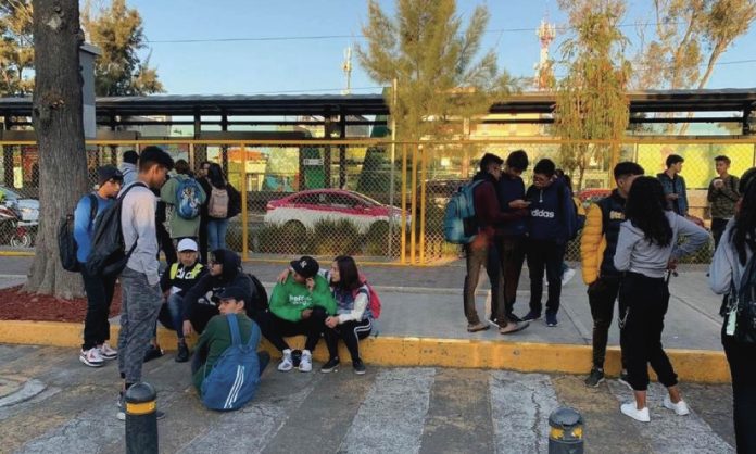 Encapuchadas cierran de nuevo la Prepa 3 de la UNAM