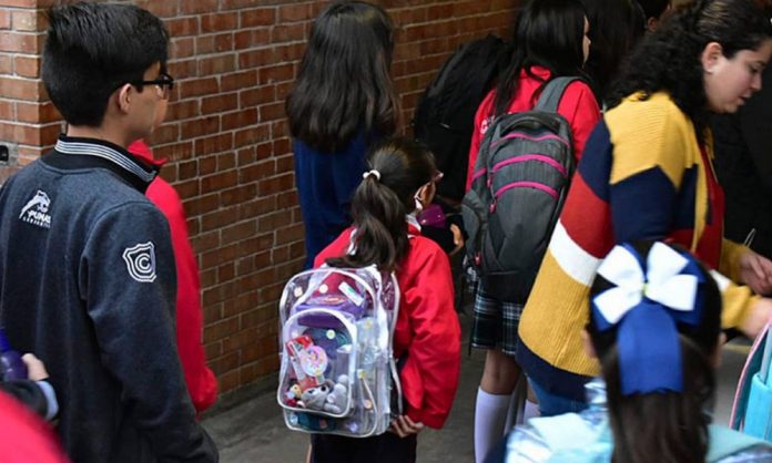 Colegio Cervantes de Torreón reanuda clases con detectores de metal