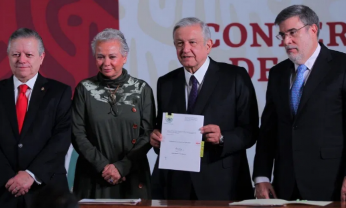 AMLO firma iniciativa de reforma al Poder Judicial