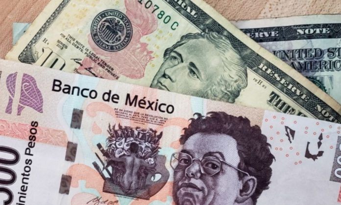 Peso abre semana con su peor jornada en tres años